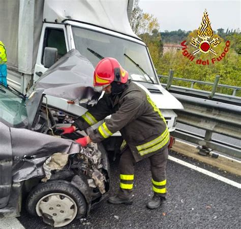 Incidente Sulla Siena Firenze Estratta Persona Da Un Veicolo Prima