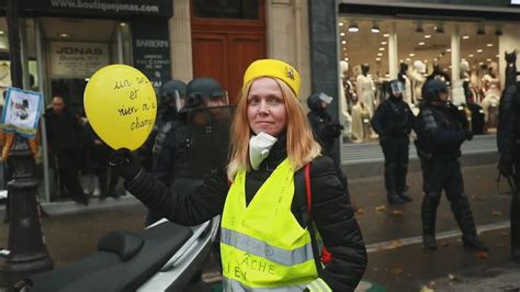 Coletes Amarelos Protestam Em Paris No Anivers Rio Do Movimento