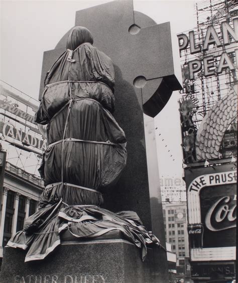 Foto Foto En Escala De Grises De La Estatua Del Padre Duffy En Times Square Imagen Gris Gratis