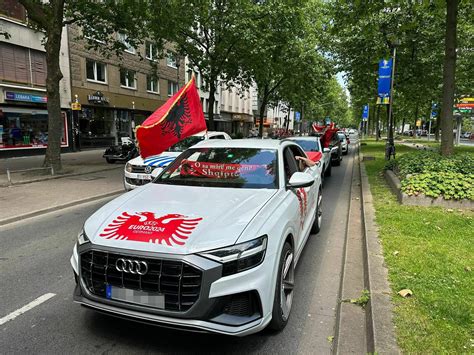 D Sseldorf Albanische Und Spanische Fans Feiern Vor Dem Em Spiel