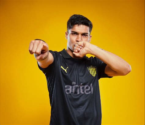 C Mo Es La Camiseta Aniversario De Pe Arol