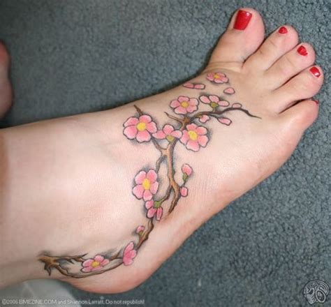 Lady Gaga Ombro: chinese cherry tree tattoo