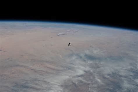 The Spacex Dragon Cargo Craft Approaches The Space Station… Flickr