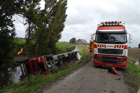 Vrachtwagen Geladen Met Bieten Belandt In Sloot Blynsewei In Midlum