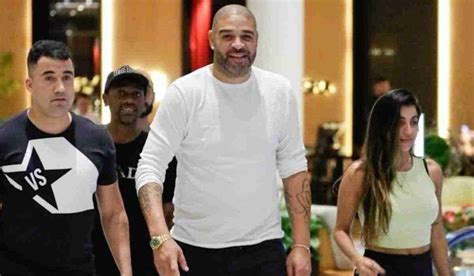 Adriano Imperador Curte Passeio No Shopping Com Os Amigos