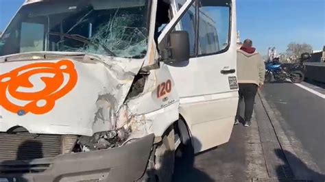 Chocan Un Micro Y Una Combi De Pasajeros En La Autopista 25 De Mayo