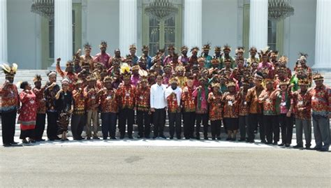 Penuhi Permintaan Tokoh Papua Jokowi Janji Istana Presiden Di Papua