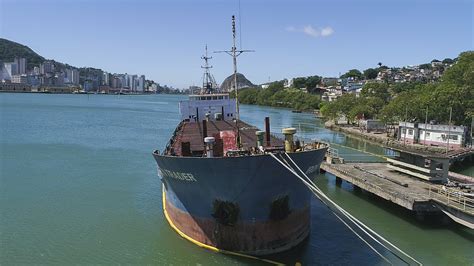 A Gazeta Navio Abandonado Vai Sair Do Porto De Vit Ria Para Virar