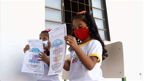 Pai Recria Sala De Aula Em Casa Para Filhas Estudarem Enquanto Escolas