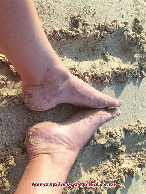 Kinky MILF Mit Langen Beinen Lara Posiert Am Strand Und Neckt Mit Ihren