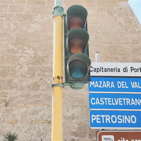 Marsala All Incrocio Di Via Del Fante Il Semaforo Pedonale Guasto