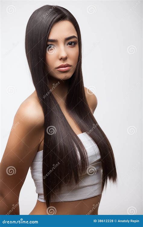 Belle Fille De Brune Avec De Longs Cheveux Sains Photo Stock Image Du