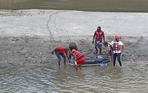 Esmeraldas Hallan un cuerpo humano flotando en un río y con la cabeza