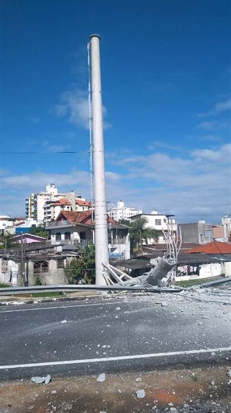 Poste cai e bloqueia o trânsito na Via Expressa em Florianópolis