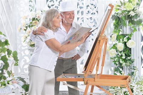 Retrato De Una Hermosa Pareja De Ancianos Pintando Juntos Foto Premium