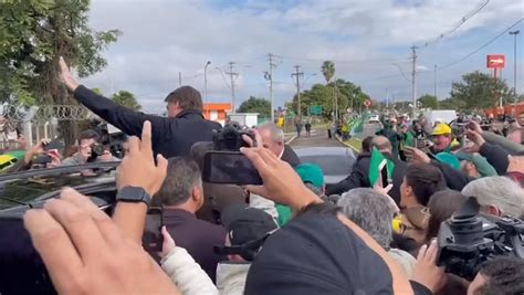 Bolsonaro edita vídeo para mostrar que foi recebido por multidão em