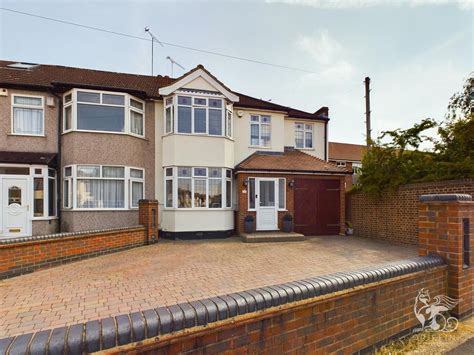 5 Bed Semi Detached House For Sale In Amery Gardens Gidea Park