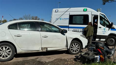 Frente Al Paseo Belgrano Fuerte Choque Entre Moto Y Auto Video En