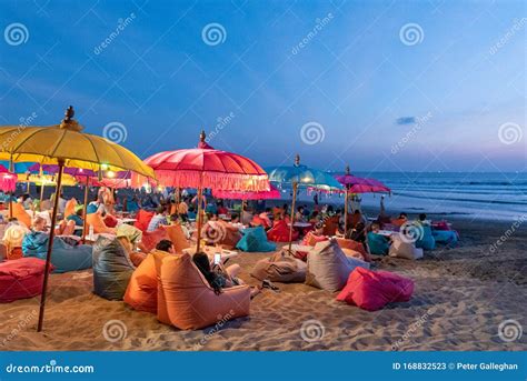 La Gente En La Playa Tomando Un Kuta Bar Foto De Archivo Editorial