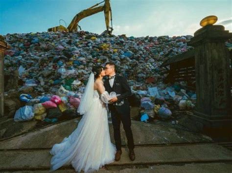 Pareja de novios organiza las fotografías de su boda en un basurero y