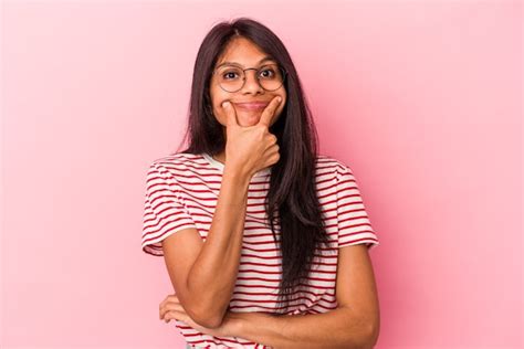 Mujer Latina Joven Aislada Sobre Fondo Rosa Dudando Entre Dos Opciones