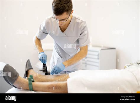 Cardiogram procedure in the clinic Stock Photo - Alamy