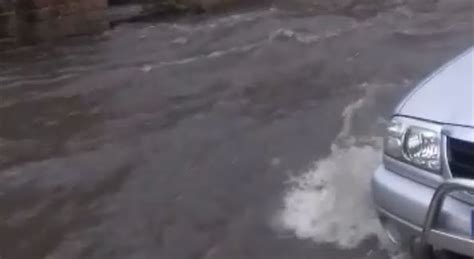 Bomba d acqua in Campania le strade diventano fiumi caos in città Video