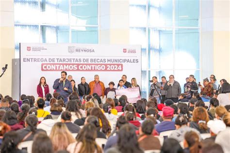 Contin A Alcalde Carlos Pe A Ortiz Con Entrega De Tarjetas De Becas