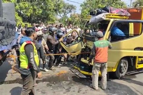 Tabrakan Truk Engkel Dan Truk Tangki Pertamina Sopir Luka Parah Akibat