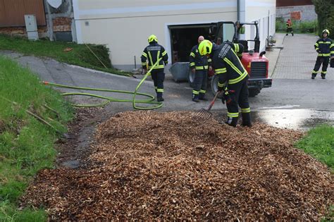 Waldneukirchen Vier Feuerwehren Bei Brand Im Hackschnitzelbunker Eines