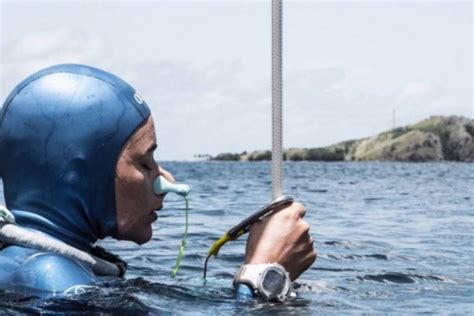 Conozca a la mujer que es es récord mundial de inmersión en apnea