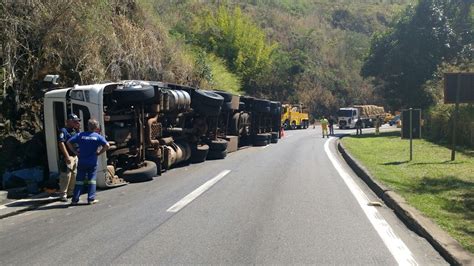 Carreta carregada frango tomba na Serra das Araras em Piraí RJ