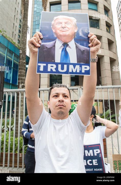 SAO PAULO SP 29 10 2016 Apoiadores De Donald Trump Exibem Faixas