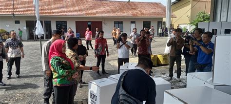 Walikota Eva Dwiana Dan Kapolresta Kunjungi Gudang KPU Kota Cek