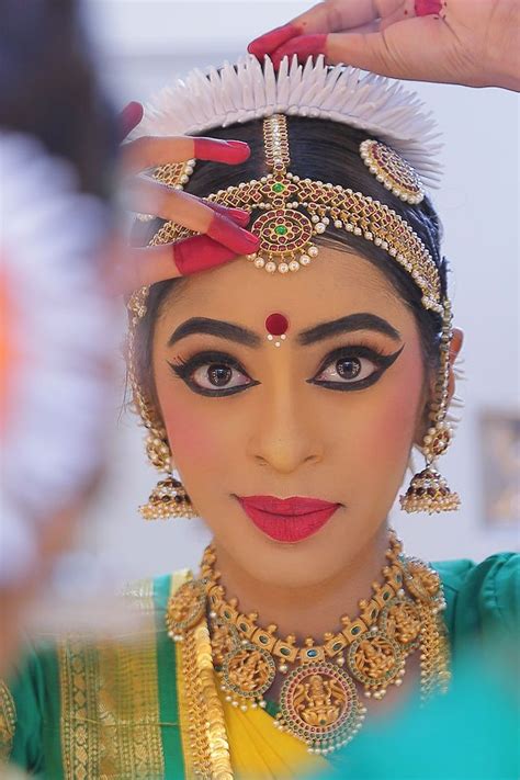 Natyam Thotanaveen Bharatanatyam Makeup Bharatanatyam Poses Dance Makeup