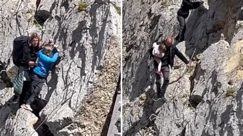 Dolomiti La Famiglia Sulla Ferrata Con La Bimba In Braccio I Rischi