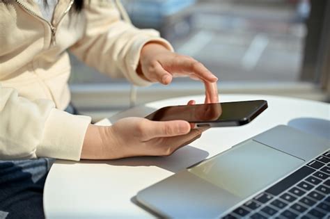 Imagen Recortada De Una Mujer Usando Su Tel Fono Inteligente Revisando