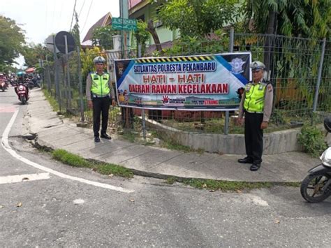 Satlantas Polresta Pekanbaru Pasang Spanduk Imbauan Di Lokasi Rawan Kecelakaan