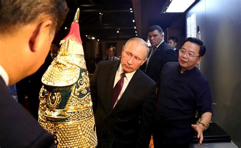 Осмотр выставки народных промыслов Китая • Президент России