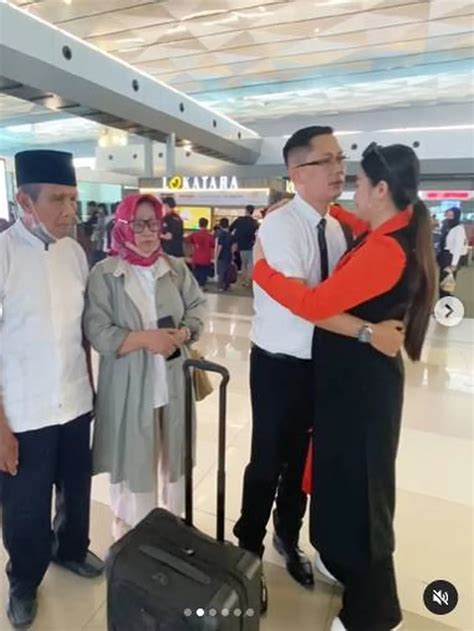 6 Potret Fitri Carlina Antar Suami Pindah Ke Oman Ini Bikin Haru Hot