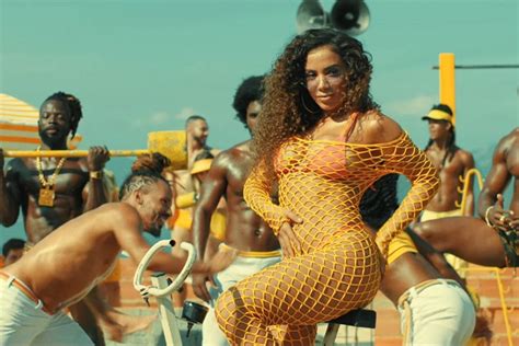 Anitta Lan A Novo Clipe Em Favela E Sofre Patrulhamento Nas Redes