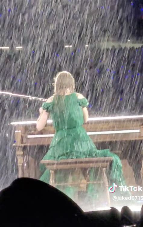 A Clip Of Taylor Swift's Piano Becoming Possessed Has Gone Viral After ...