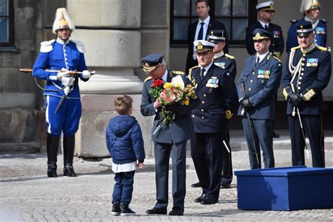 Photo Le Roi Carl Gustav De Su De C R Monie Des Forces Arm Es