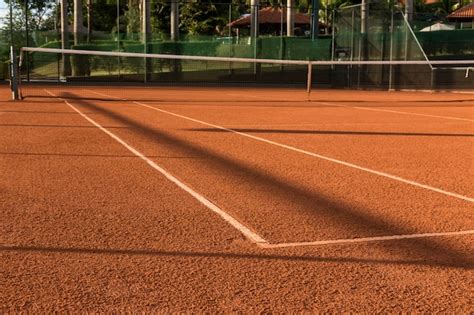 Cancha De Tenis De Arcilla Tierra Bajo La Puesta De Sol Foto Premium