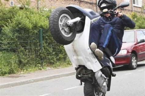 En Tentant Des Figures Un Jeune Homme Chute à Scooter à Vire Normandie