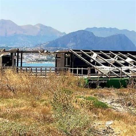 Isola delle Femmine avviata la demolizione del Cafè del Mar Cordaro