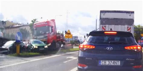 Bydgoszcz TIR zmiażdżył stojące auta 10 z nich złożyło się jak domino