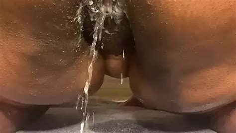 VENUS SARUTOBI BBW NOIRE ÉCARTE SON GROS CUL ET FAIT PIPI FLUX PARFAIT ET CUL SECOUÉ CHATTE