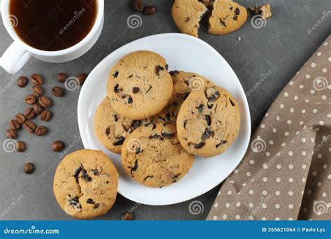 Galletas Con Trozos De Chocolate En Una Placa Foto De Archivo Imagen