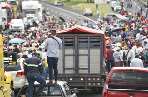 Bloquean Carretera Xalapa Veracruz Por Excesivas Tarifas De Luz